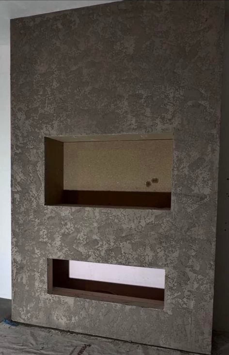 Cinewall met rotslook-structuur en uitsparingen voor televisie en haard